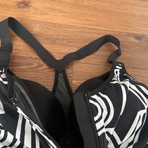 Victoria’s Secret sports bra 38D - Picture 3 of 5